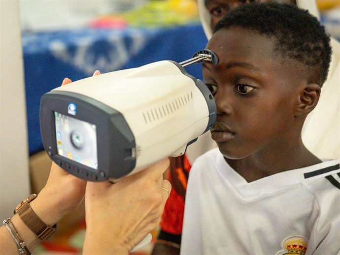 Revisión visual a un niño de Senegal.