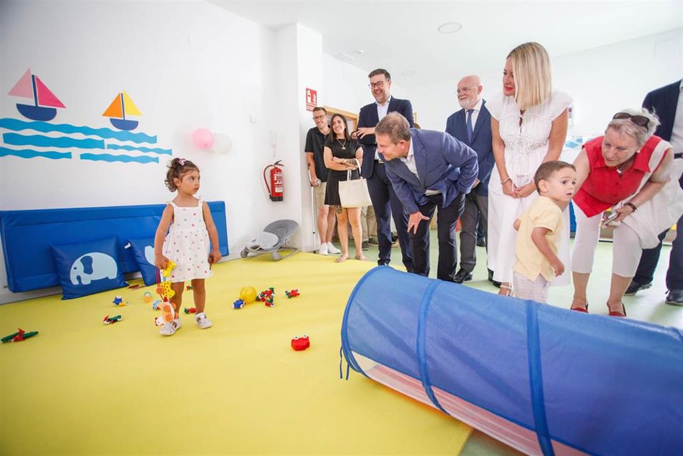 El presidente de Castilla-La Mancha, Emiliano García-Page, inaugura, en Pozo Lorente (Albacete), la Escuela Infantil Las Amapolas.
