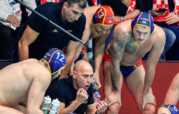 El seleccionador español de waterpolo masculino, David Martín, en una arenga en un partido