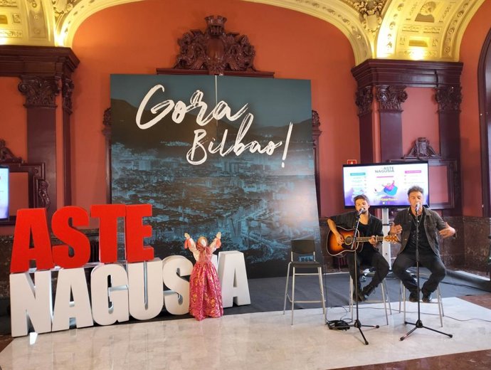 Shinova taldeko kideek aurkezpenean eskainitako emanaldi laburra