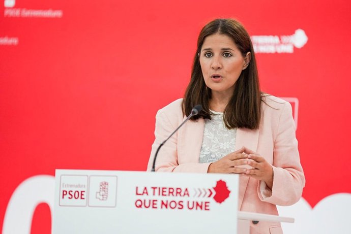 La portavoz del PSOE de Extremadura, Isabel Gil Rosiña, en rueda de prensa este lunes