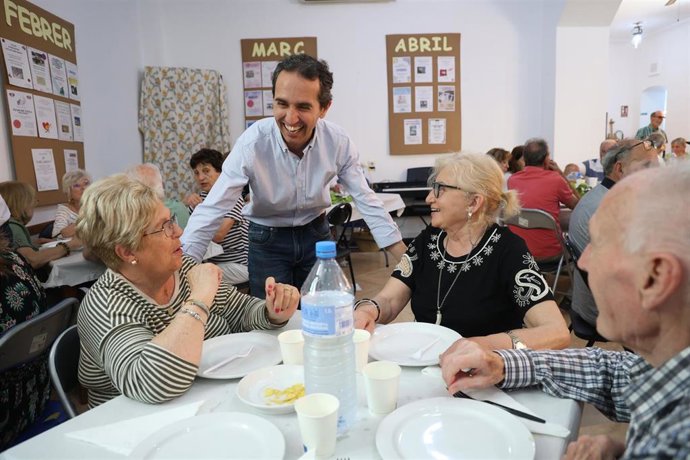 El conseller insular de Bienestar Social, Guillermo Sánchez, durante una visita a un centro de personas mayores.