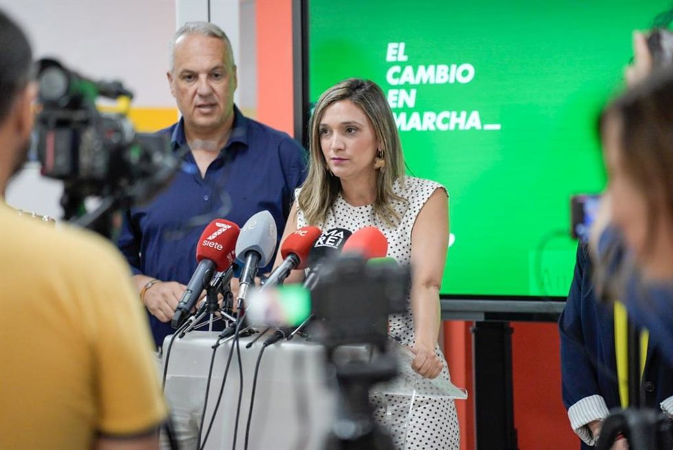 La vicesecretaria general del PSOE-A, María Márquez, atiende a los medios en Algeciras (Cádiz).