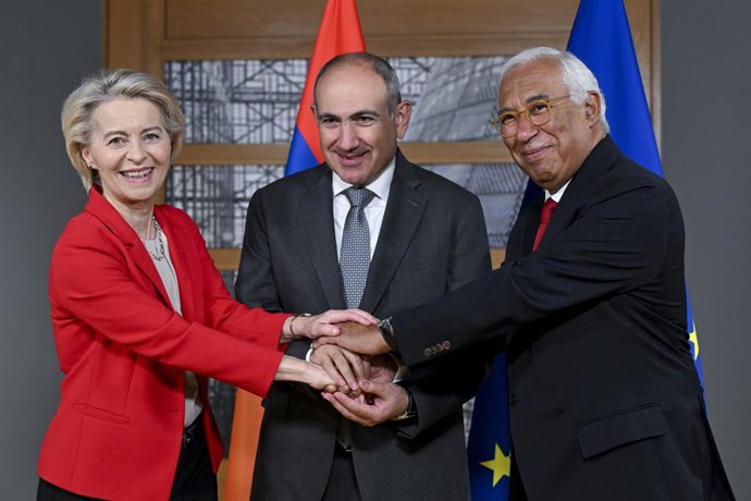A presidente da Comissão, Ursula von der Leyen, com o primeiro-ministro da Armênia, Nikol Pasinian, e o presidente do Conselho, Antonio Costa, em uma reunião em Bruxelas.