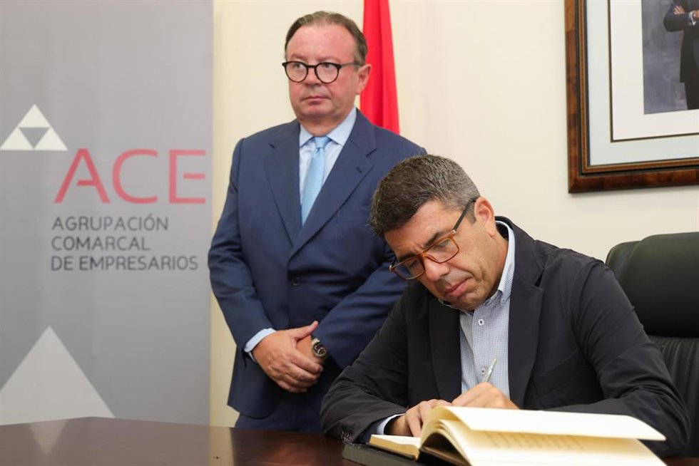 El jefe del Consell, Carlos Mazónm en primer plano, durante su visita a las instalaciones de la Agrupación Comarcal de Empresarios de Alaqus (ACE-FIDES)
