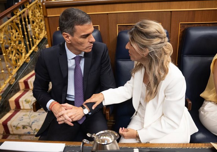 El presidente del Gobierno, Pedro Sánchez y la vicepresidenta segunda y ministra de Trabajo, Yolanda Díaz, durante un pleno extraordinario, en el Congreso de los Diputados, a 9 de julio de 2025.