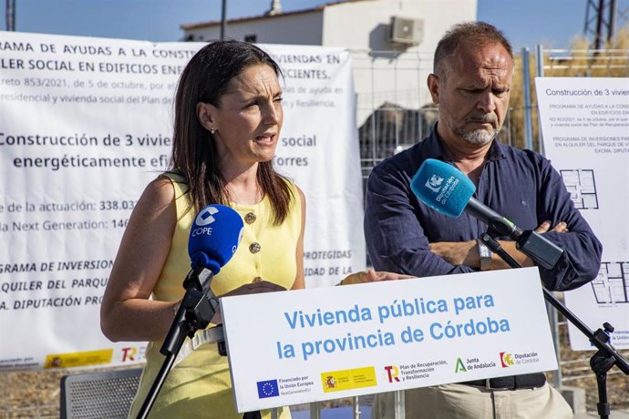 La delegada de Presidencia, Gobierno Interior y Vivienda de la Diputación de Córdoba, Marta Siles, junto al alcalde de Dos Torres.