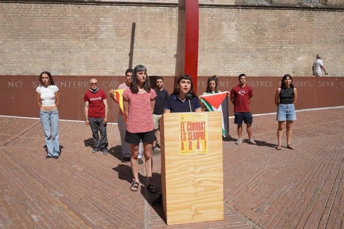 la portaveu de la CUP, Su Moreno, i la portaveu del SEPC, Tània Ros, amb representants d'Alerta Solidària, Arran, Endavant i la COS