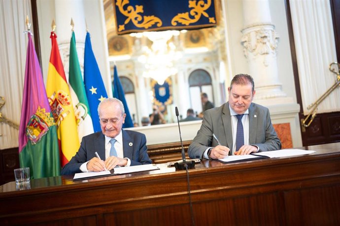 El alcalde de Málaga, Francisco de la Torre, y el presidente del Colegio Oficial de Administradores de Fincas de Málaga y Melilla, Manuel Jiménez Caro, en la firma de un acuerdo