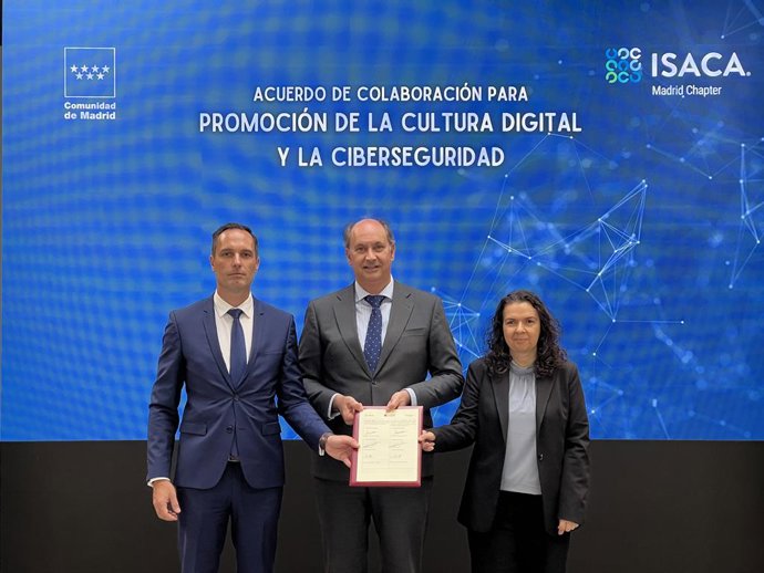Chris Dimitriadis, Diretor de Estratégia Global da ISACA; Miguel López-Valverde, Ministro da Digitalização da Comunidade de Madri; e Vanesa Gil, Presidente da ISACA Madri.