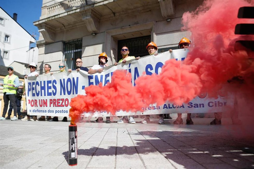 Trabajadores de Alcoa San Cibrao durante un encadenamiento frente a la subdelegación del Gobierno en Lugo, a 14 de julio de 2025, en Lugo, Galicia (España). La movilización busca reclamar una solución urgente para garantizar el futuro de la planta y de 