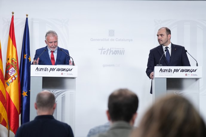 El Consejero de la Presidencia Albert Dalmau Miranda (d), y el ministro de Política Territorial y Memoria Democrática de España, Ángel Víctor Torres (i), ofrecen declaraciones en una rueda de prensa, tras la reunión de la Comisión bilateral 
