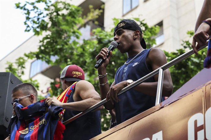 Archivo - Lamine Yamal during the celebration of the Rua of FC Barcelona for the title of Spanish league, La Liga EA Sports, through the streets of Barcelona on May 16, 2025 in Barcelona, Spain.