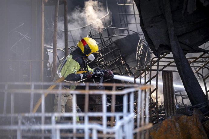 Un bombero trabajando en las tareas de extinción del incendio desatado en una fábrica de litio de Azuqueca de Henares.