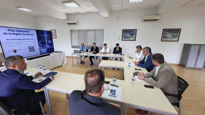 El consejero Juan María Vázquez, durante la reunión de trabajo mantenida hoy con el presidente de la Asociación de Empresas del Valle de Escombreras (AEVE), Antonio Mestre, y miembros de su Junta Directiva