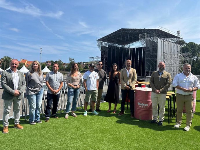 El presidente de Divertia Gijón, Óliver Suárez, y el concejal de Festejos, Jesús Martínez Salvador, visitan la carpa del Gijón Life y el Tsunami Xixón.
