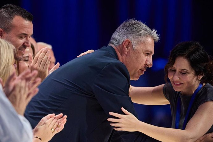 El alcalde de Badalona, Xavier García Albiol, y la presidenta de la Comunidad de Madrid, Isabel Díaz Ayuso, durante la segunda jornada del XXI Congreso Nacional del Partido Popular, a 6 de julio de 2025, en Madrid (España). 