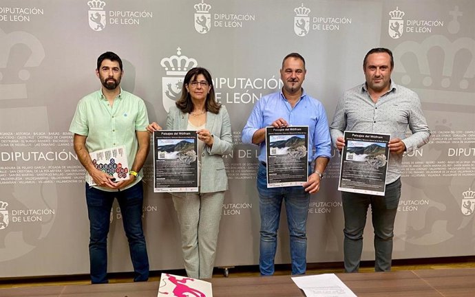 La vicerrectora de Inclusión, Igualdad y Proyección Social de la ULE, Raquel Domínguez (segunda por la izquierda) y el diputado de Cultura, Arte y Patrimonio, Emilio Martínez (segundo por la derecha) en la presentación del curso 'Paisajes del Wolfram'.