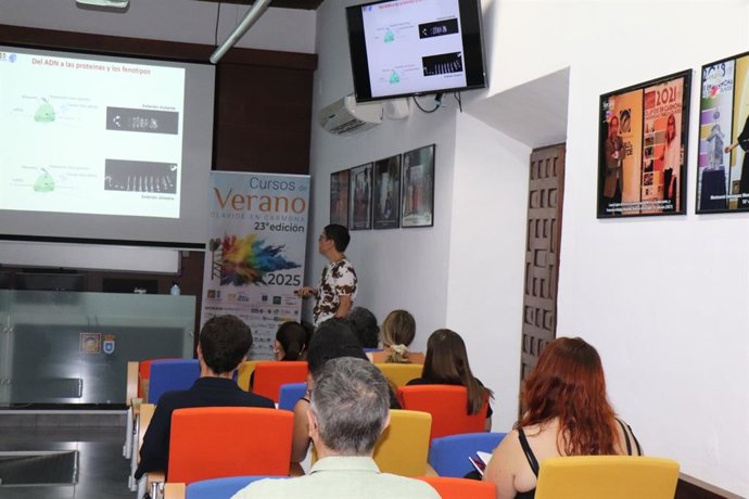 La investigadora distinguida del CSIC y una de las directoras del curso, Sol Sotillos, impartiendo una clase teórica durante uno de los Cursos de Verano de la UPO, concretamente 'Modelos genéticos en investigación, de la bacteria al ratón (I)'