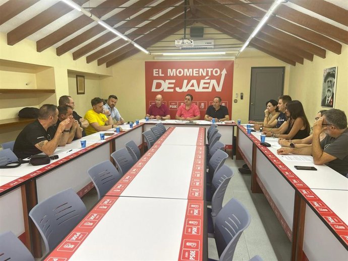 Reunión del PSOE con las cinco secciones sindicales del Infoca en Jaén