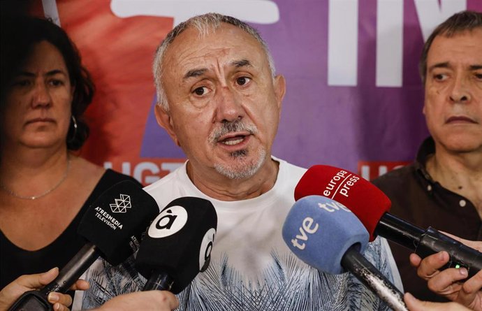 El secretario general de UGT, Pepe Álvarez, ofrece declaraciones a los medios durante una asamblea organizada por la Federación de Industria, Construcción y Agro de UGT País Valencià (FICA-PV)