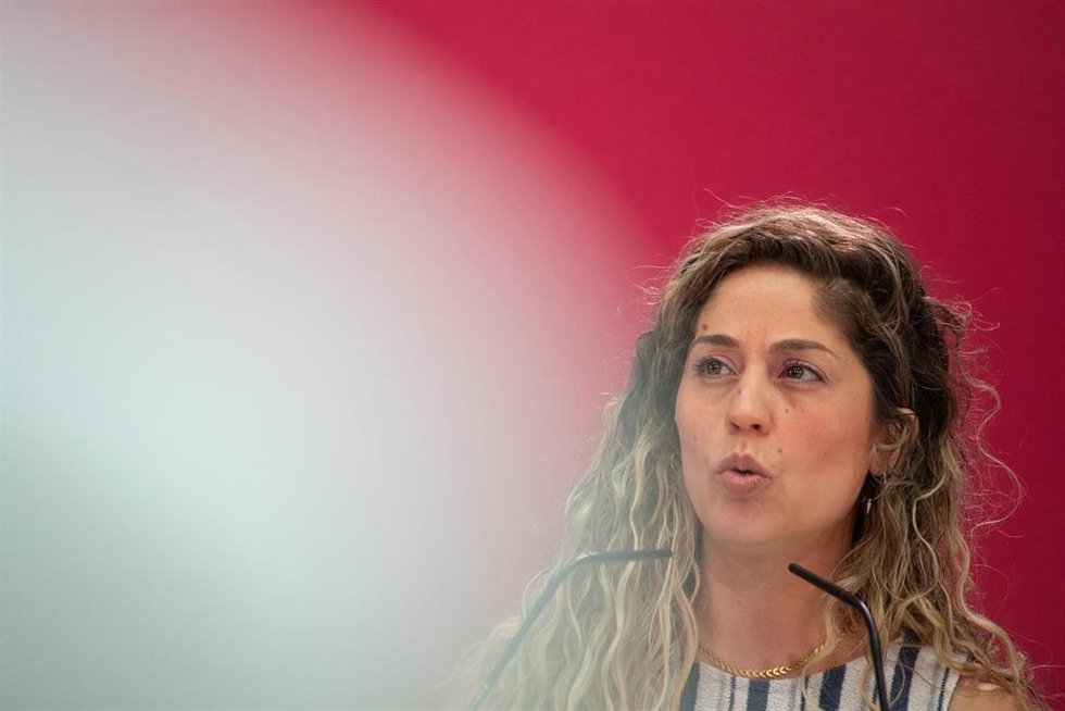 La coordinadora de Movimiento Sumar, Lara Hernández, durante la última reunión del curso político del Grupo Coordinador del Movimiento Sumar, en el Teatro Réplika de Madrid, a 12 de julio de 2025, en Madrid (España). 