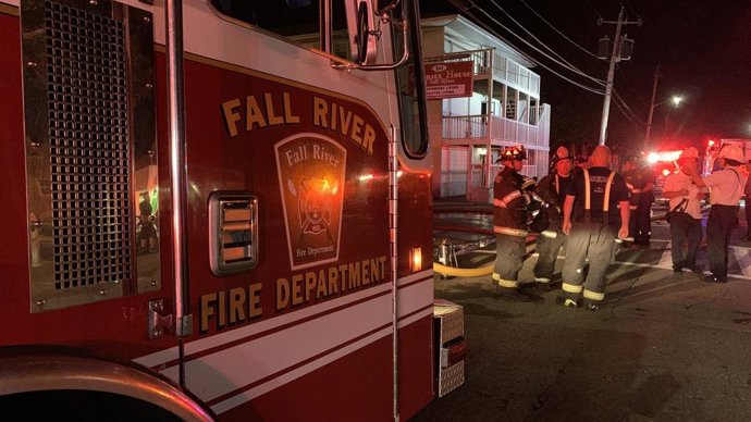 Incêndio na residência Gabriel House, em Massachusetts, em 13 de julho de 2025.