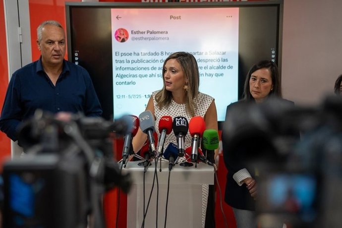 María Márquez en rueda de prensa en Algeciras junto a Rocío Arrabal y Juan Carlos Ruiz Boix.