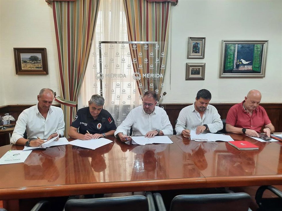 El alcalde de Mérida, Antonio Rodríguez Osuna, firma con organizaciones sindicales acuerdos retributivos para los empleados municipales