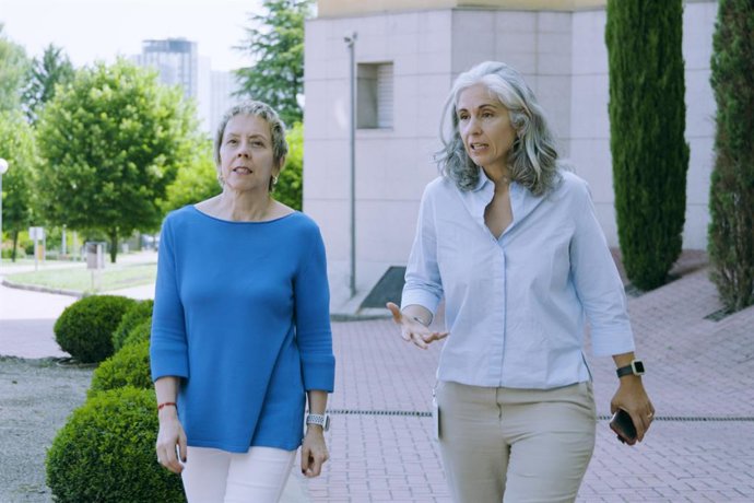 A pesquisadora do CNIO Marisol Soengas (à esquerda) e Marisol Quintero, CEO da Highlight Therapeutics, na entrada do Centro Nacional de Pesquisa do Câncer da Espanha (CNIO).