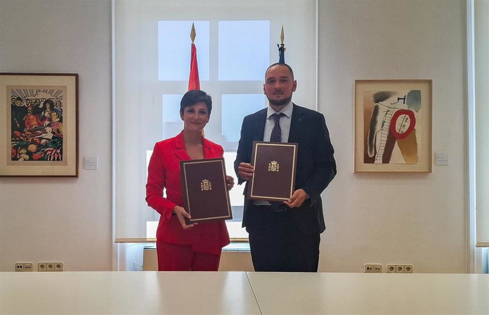 Isabel Rodríguez y Sergio Marín, alcalde de Letur, firman una ayuda de 126.583euro para actualizar la agenda urbana del municipio tras la DANA.