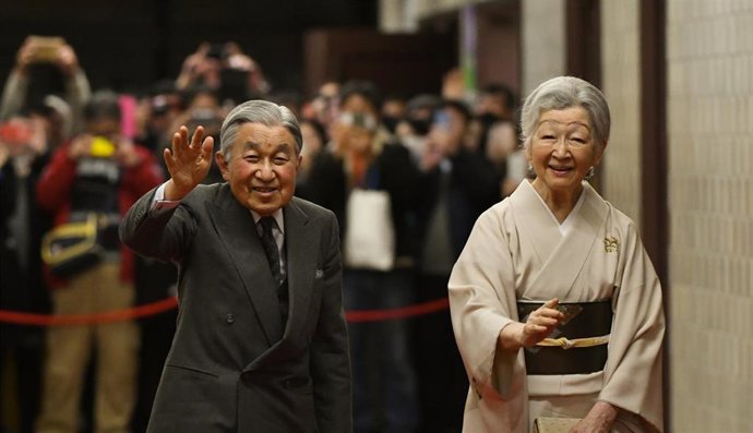 Archivo - El emperador emérito de Japón Akihito (izquierda) en una fotografía de archivo en enero de 2019