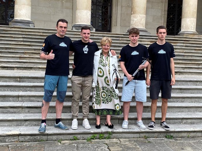 Ana del Val foru diputatua alpinista gazteekin