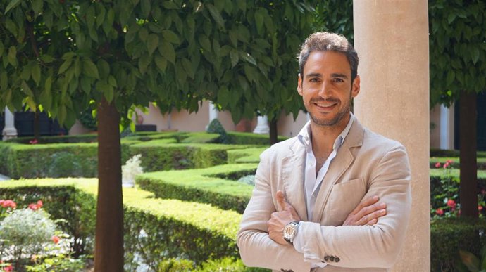 Agustín Aguilera, secretario general del PP de Sevilla posa ante los medios.