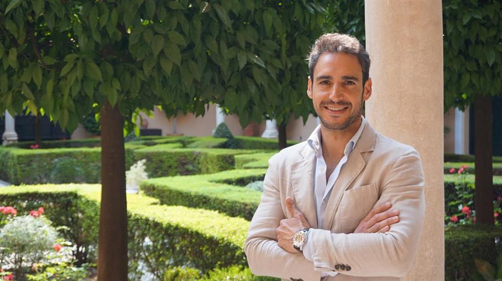 Agustín Aguilera, secretario general del PP de Sevilla posa ante los medios.