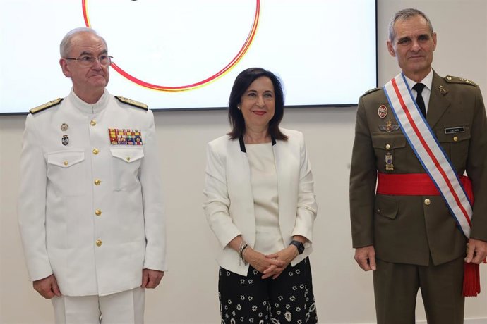 La ministra de Defensa, Margarita Robles, condecora al exjefe de la misión de la ONU en Líbano, el general Aroldo Lázaro.
