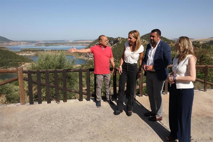 La presidenta de la Diputación de Cádiz, Almudena Martínez, durante la visita a las obras del complejo turístico en el Tajo del Águila.