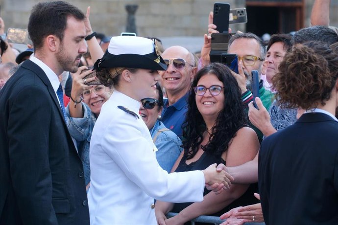 A Princesa de Asturias saúda a asistentes, antes de recibir a ?Medalla de Ouro de Galicia 2025?, no Pazo de Raxoi, a 13 de xullo de 2025, en Santiago de Compostela