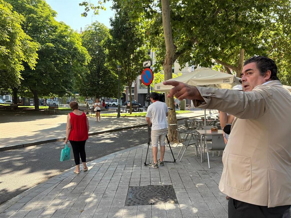 El concejal de Tráfico y Movilidad, Alberto Gutiérrez, presenta las obras de peatonalización de la calle Reyes