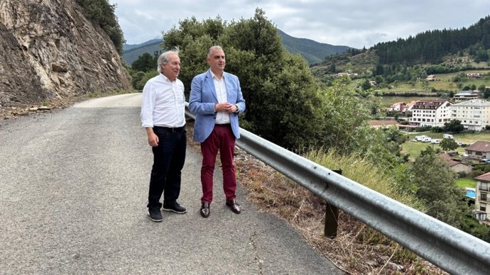 El consejero y el alcalde en unas de las actuciones ejecutadas por Fomento en Potes.