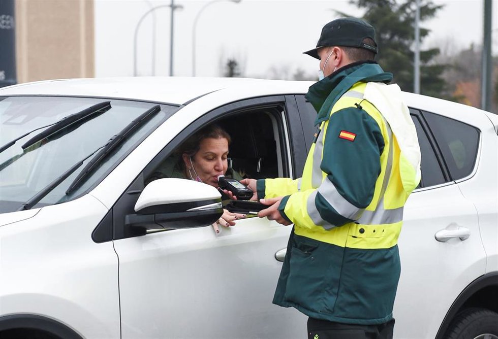 Archivo - Agentes de la Guardia Civil realizan un control de alcohol y drogas a una conductores en una foto de archivo. 