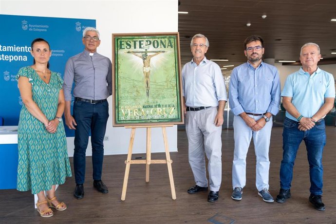 El alcalde de Estepona, José María García Urbano, junto al hermano mayor y el director espiritual de la Hermandad de la Vera+Cruz de Estepona, Francisco Aguilar y José Carlos Huete, respectivamente.
