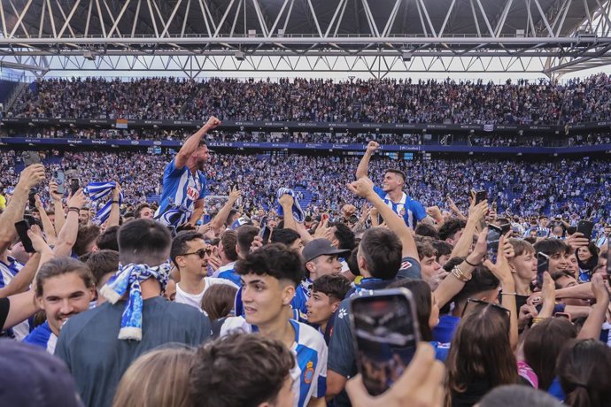 Archivo - Javi Puado of RCD Espanyol celebrates the victory with supporters during the Spanish league, La Liga EA Sports, football match played between RCD Espanyol and UD Las Palmas at RCDE Stadium on May 24, 2025 in Cornella, Barcelona, Spain.