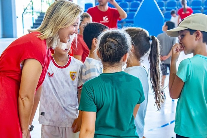 La alcaldesa del Ayuntamiento de Alcalá de Guadaíra visita el Complejo Deportivo Sur