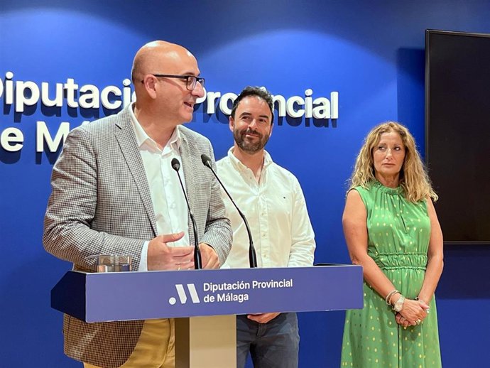 El vicepresidente provincial de Cultura, Manuel López Mestanza, junto al alcalde de Comares, José Miguel Ruiz Padilla, entre otros.