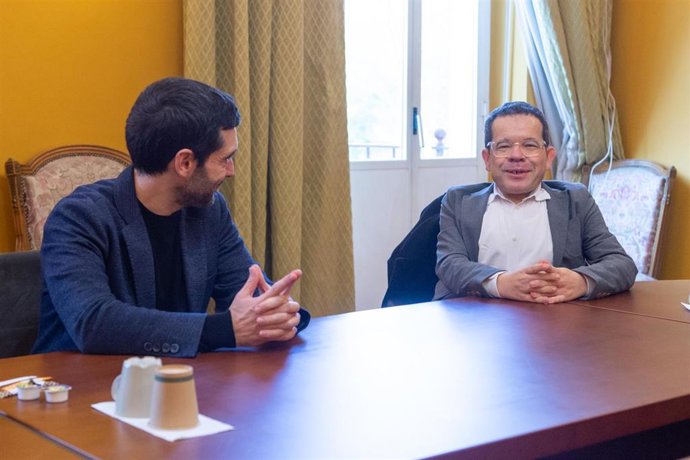 Archivo - El ministro de Derechos Sociales,Consumo y Agenda 2030, Pablo Bustinduy (i), junto al director del Real Patronato sobre Discapacidad, Jesús Martín Blanco (d).