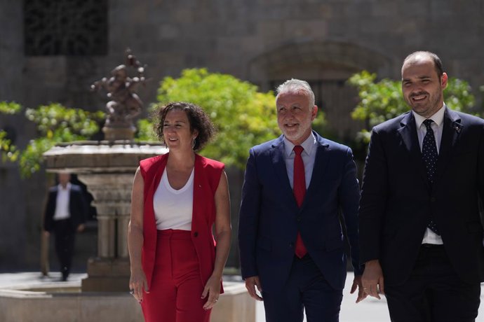 (I-D) La consejera de Economía y Finanzas, Alícia Romero, el ministro de Política Territorial y Memoria Democrática de España, Ángel Víctor Torres, y el consejero de la Presidencia Albert Dalmau Miranda,  la Comisión bilateral Estado-Generalitat, en el Pa