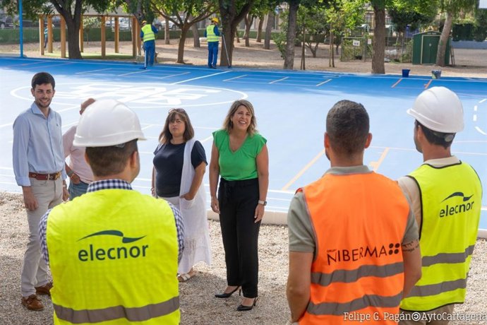 La alcaldesa, Noelia Arroyo, durante una visita al CEIP Beethoven de Nueva Cartagena