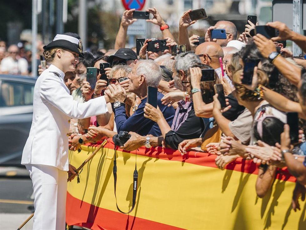 La Princesa Leonor se ha saltado el procolo para saludar al pueblo al recibir el título de Hija Adoptiva de Marín este lunes en la localiad pontevedresa