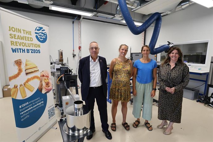 El delegado especial del Estado en el CZFB, Pere Navarro, y la directora general del CZFB, Blanca Sorigué, con las cofundadoras de B'ZEOS, Adriana Kyvik y Camilla Dore